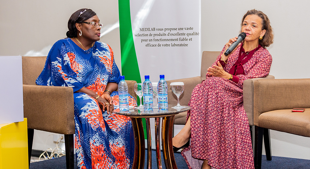 Professeur Eliane Kuissi et Professeur Elsa Ayo lors du lancement du Vidas Kube de bioMérieux au Gabon