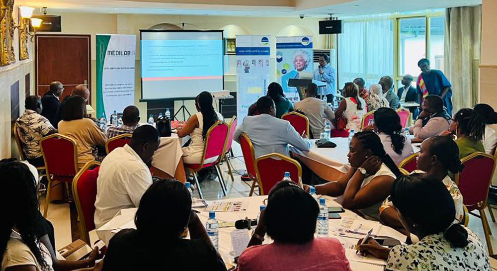 Medilab_masterclass_participants-Mob Professeur Eliane Kuissi et Professeur Elsa Ayo lors du lancement du Vidas Kube de bioMérieux au Gabon