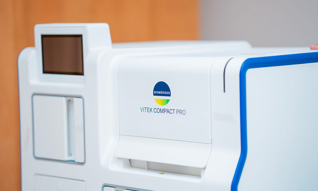 Bactériologie automatisée : Lancement du VITEK COMPACT PRO au GABON
